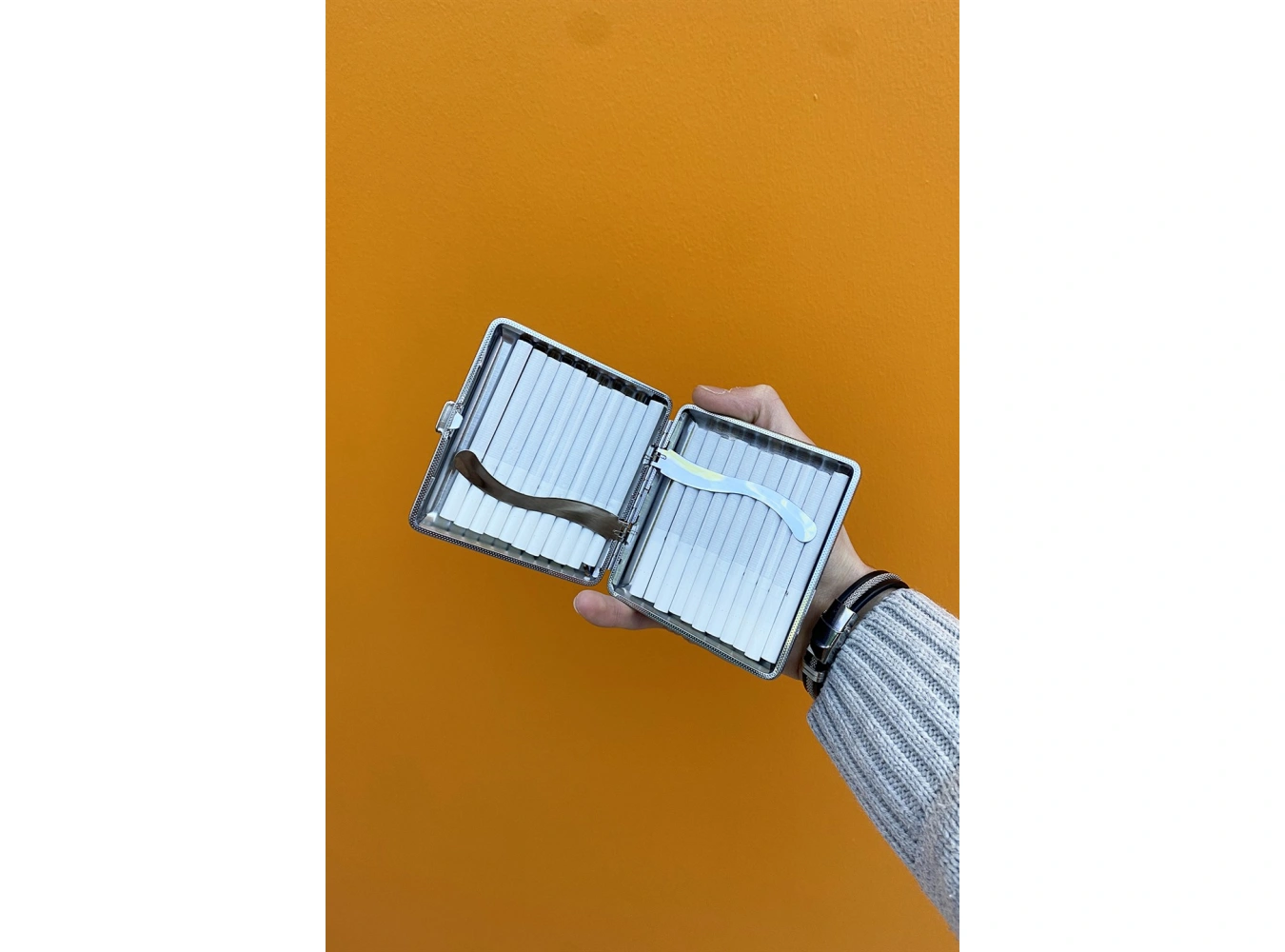 Siyah Renk Kabartmalı Orta Boy Tabaka