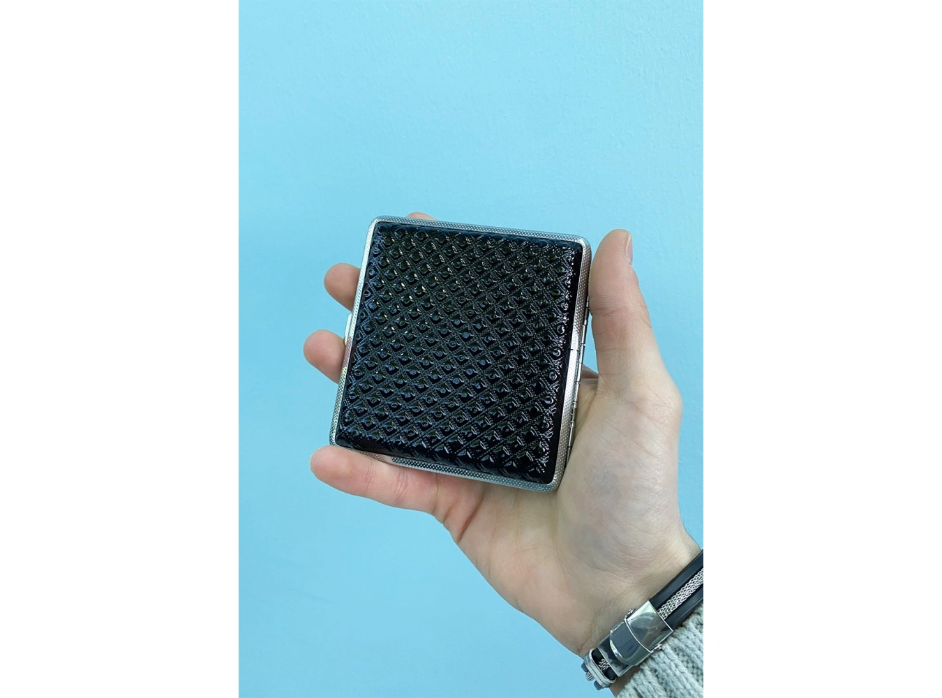 Siyah Renk Kabartmalı Orta Boy Tabaka