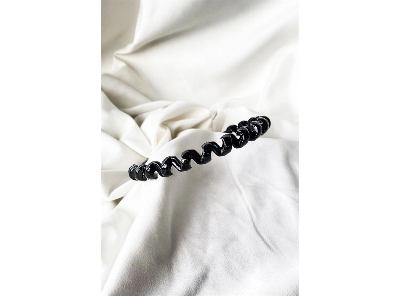 Siyah Renk Kıvrımlı Taç