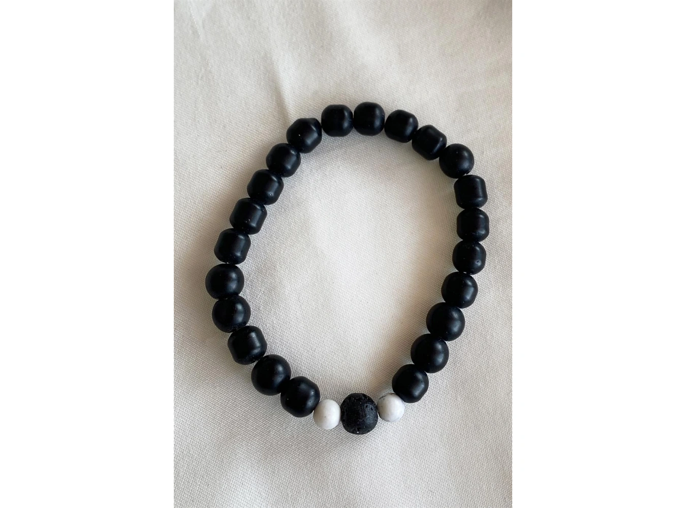 Siyah Ve Beyaz Renk Boncuk Detaylı Erkek Bileklik