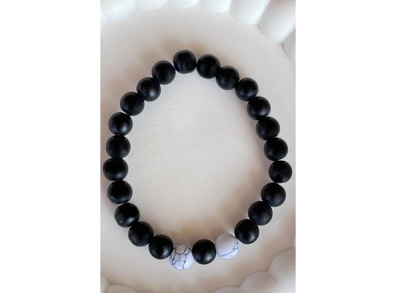 Siyah Ve Beyaz Renk Boncuk Detaylı Erkek Bileklik