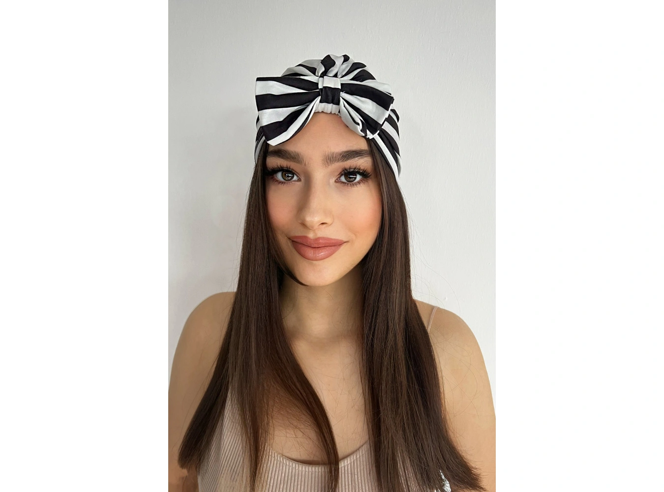 Siyah Ve Beyaz Renk Kurdele Detaylı Saç Bandı/Saç Bonesi