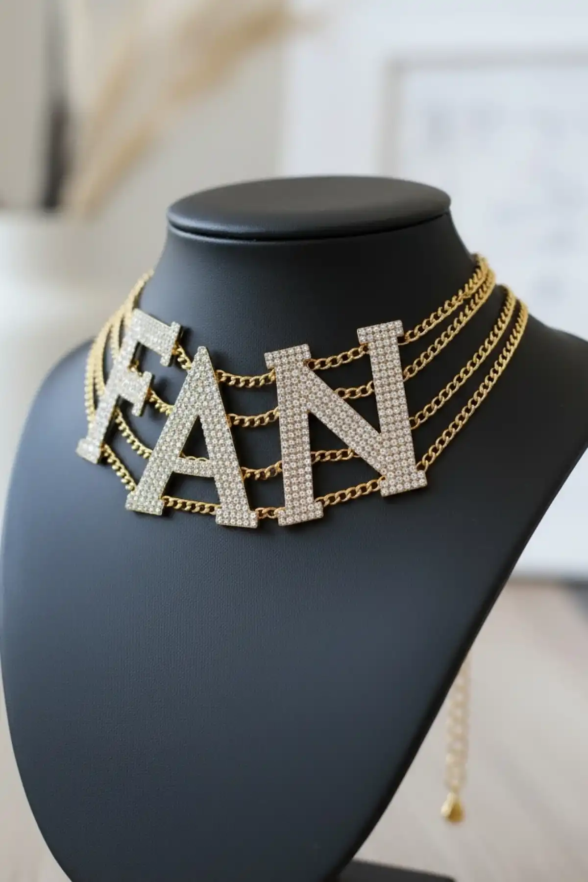 Altın Renk FAN Yazılı Taş Detaylı Choker Kolye