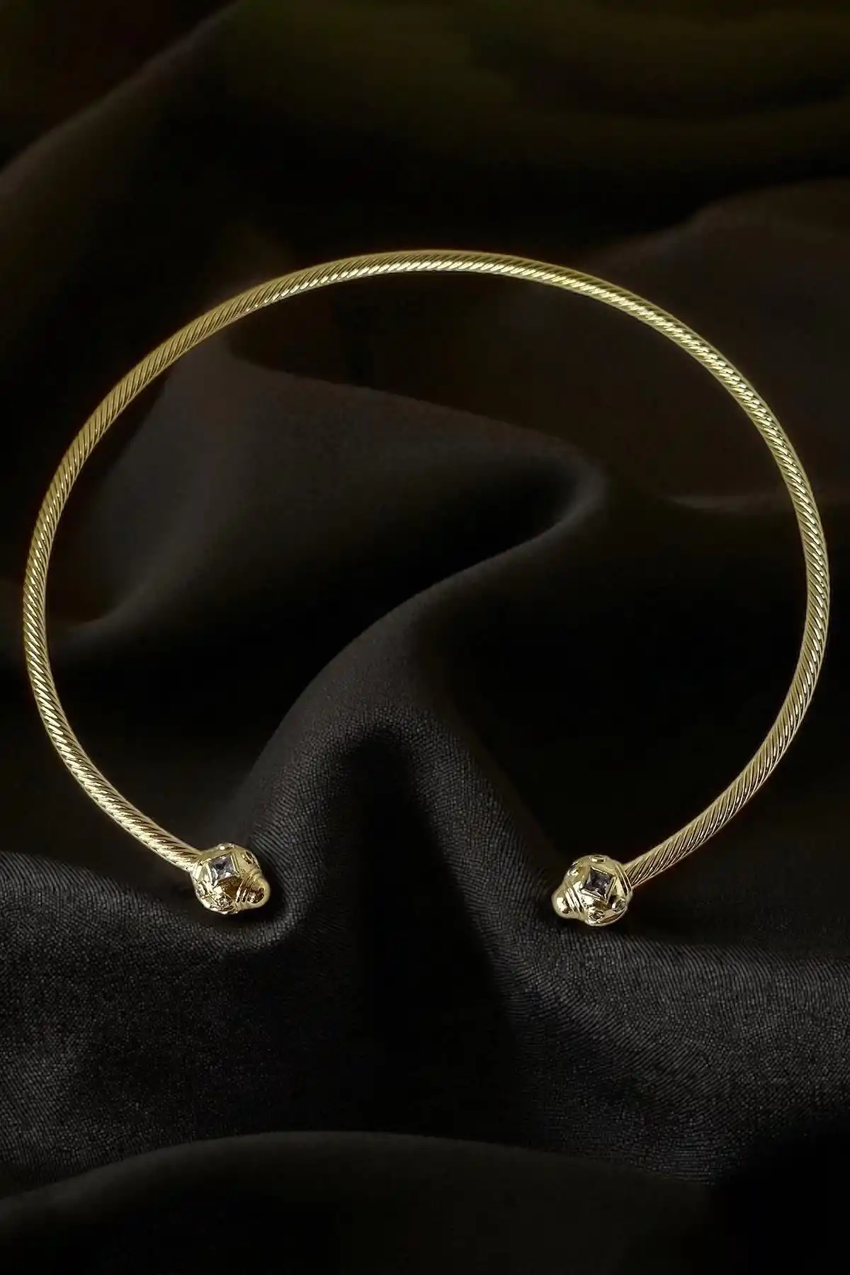 Altın Renk Taş Detaylı Metal Choker Kolye