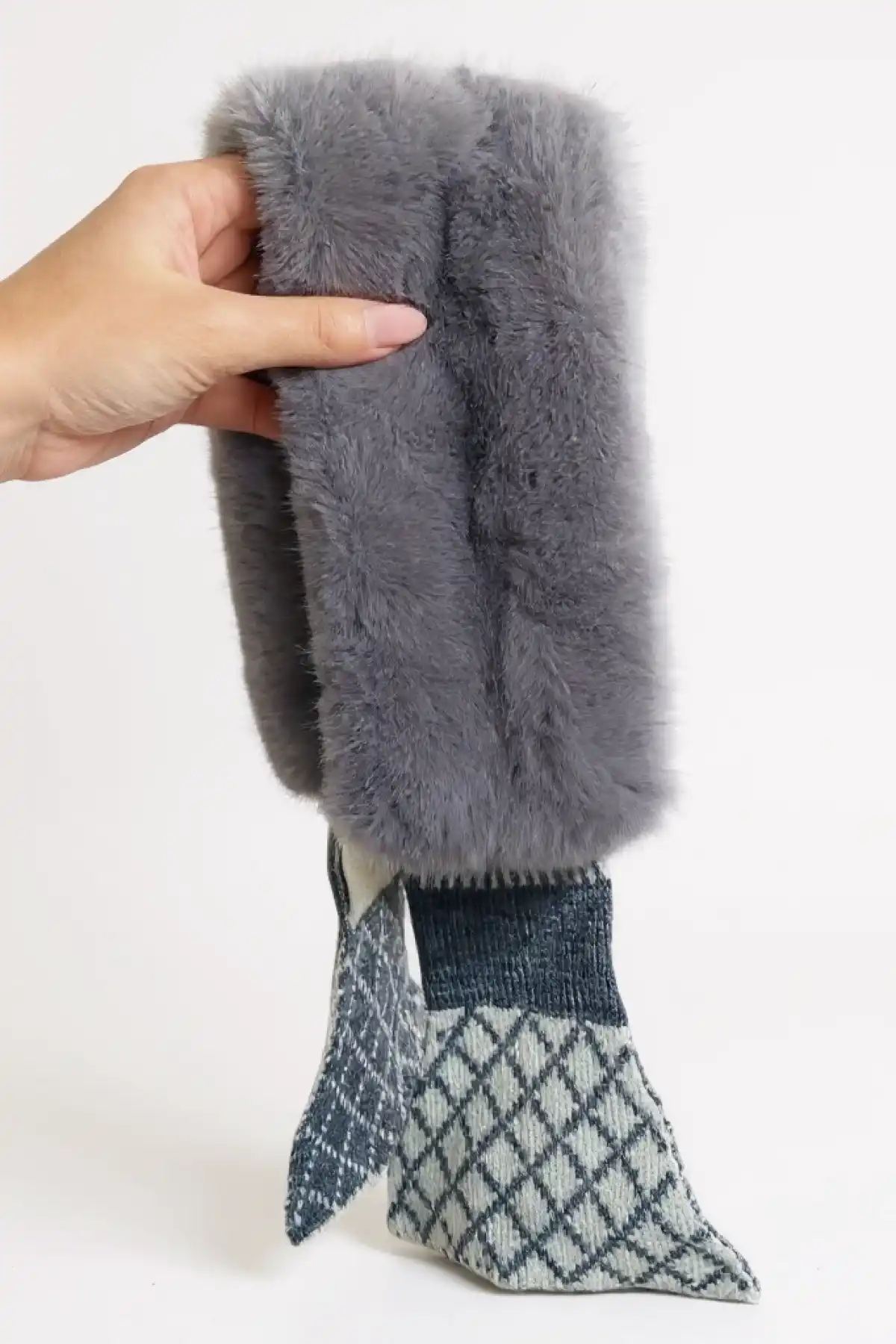 Gri Ve Beyaz Renk Çizgi Detaylı Çocuk Peluş Atkı