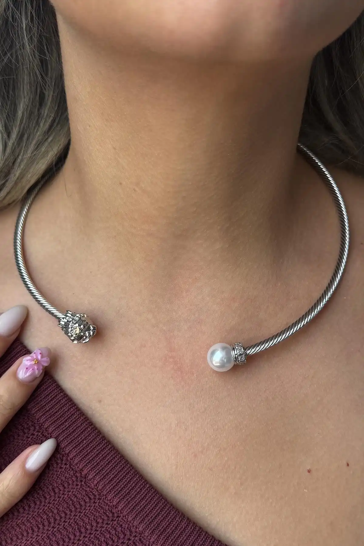 Gümüş Renk Aslan Figürlü İnci Detaylı Metal Choker Kolye