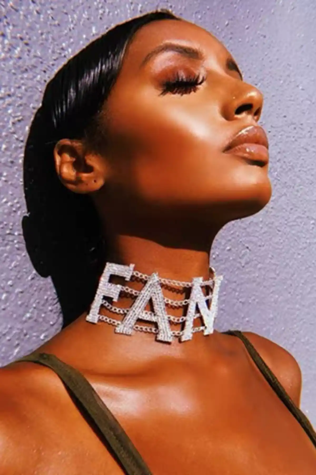 Gümüş Renk FAN Yazılı Taş Detaylı Choker Kolye