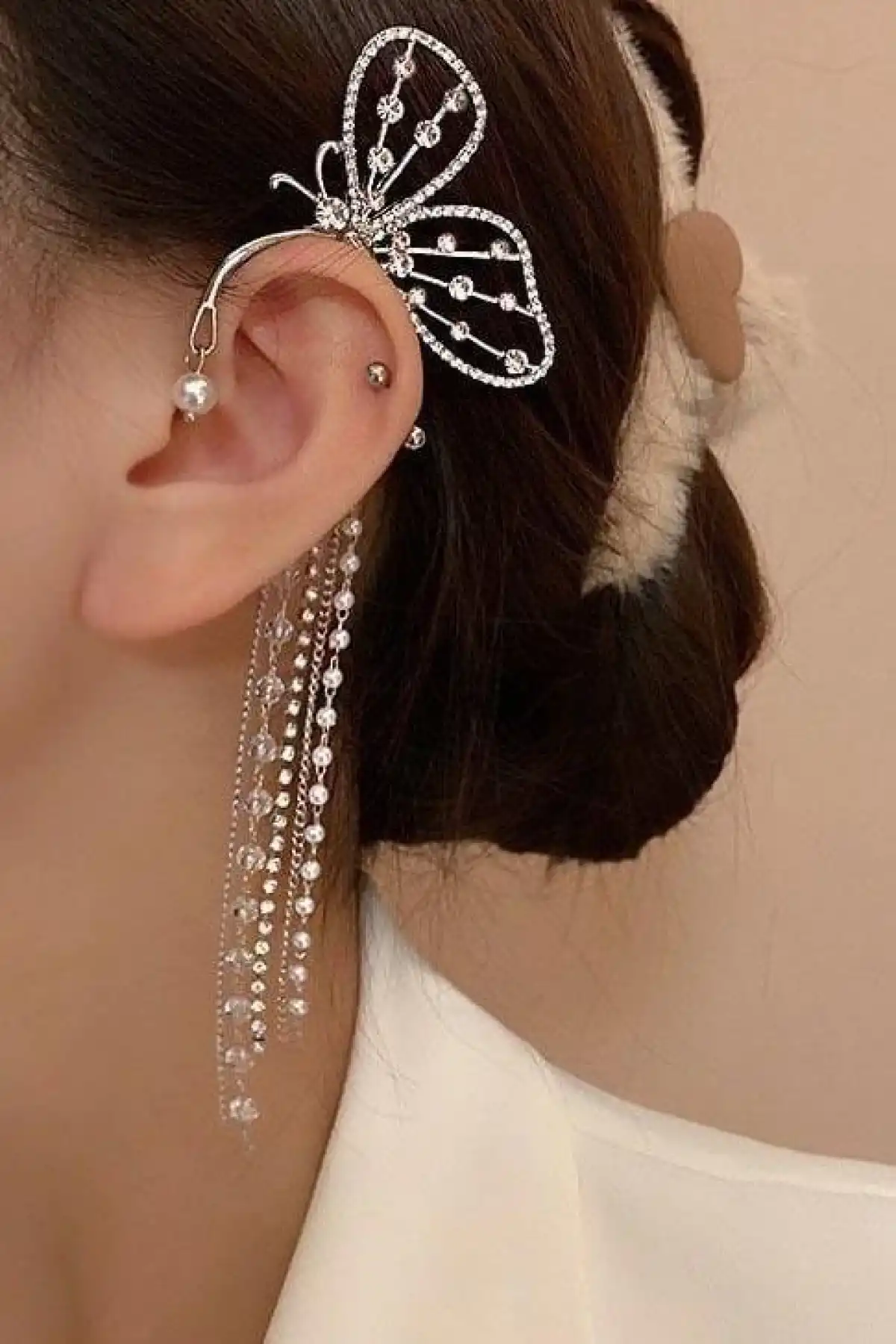 Gümüş Renk Taşlı Sallantılı Kelebek Figürlü Kulak Aksesuarı (Tek)