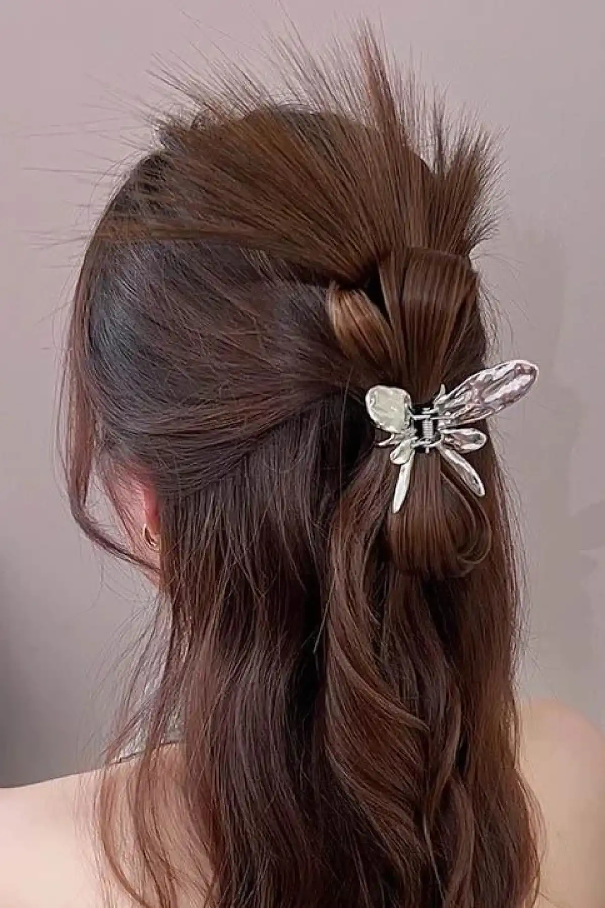 Kahverengi Dağınık Topuz Efektli Saç Eklentisi Kelebek Figürlü Mandal Toka