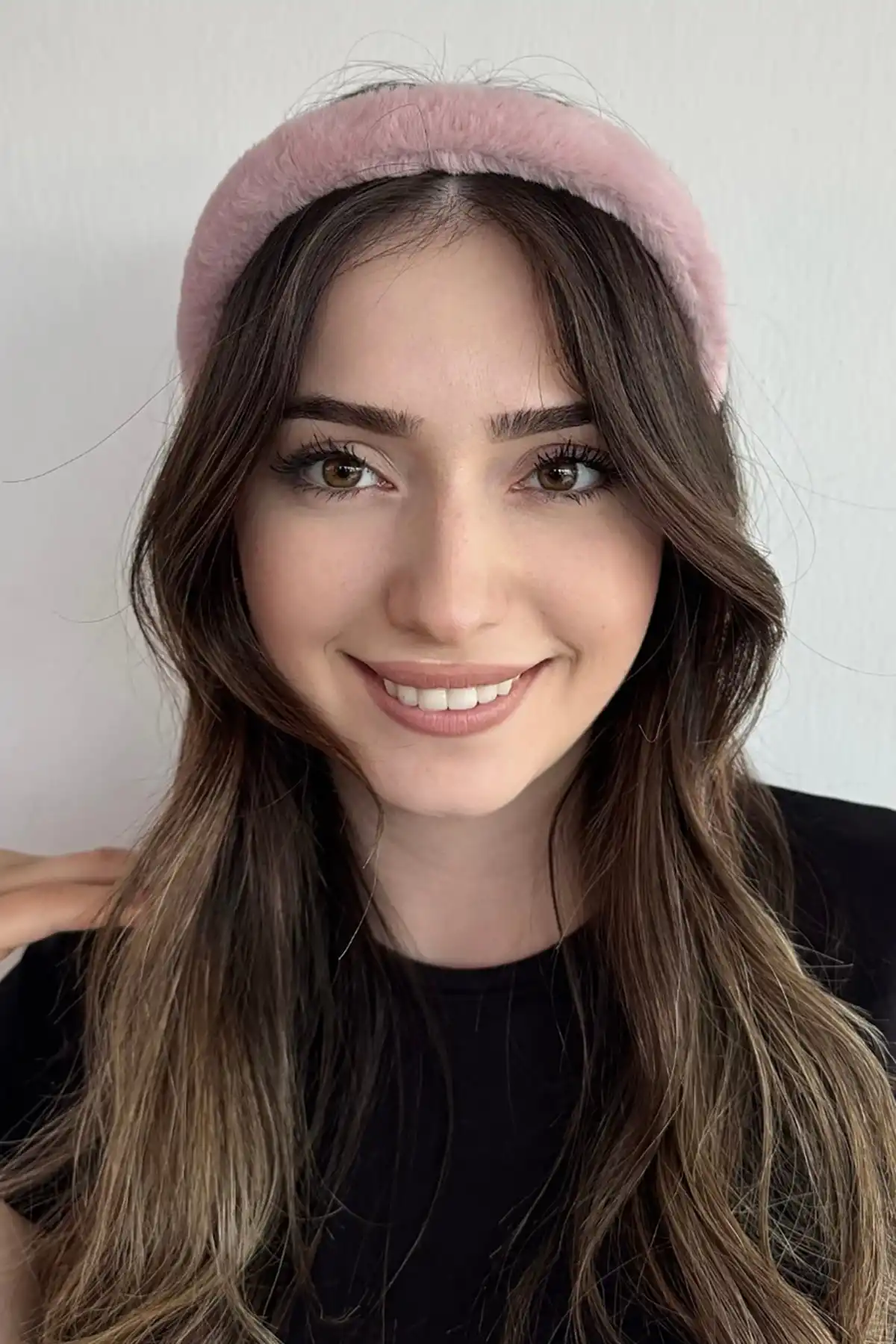 Pudra Renk Peluş Taç