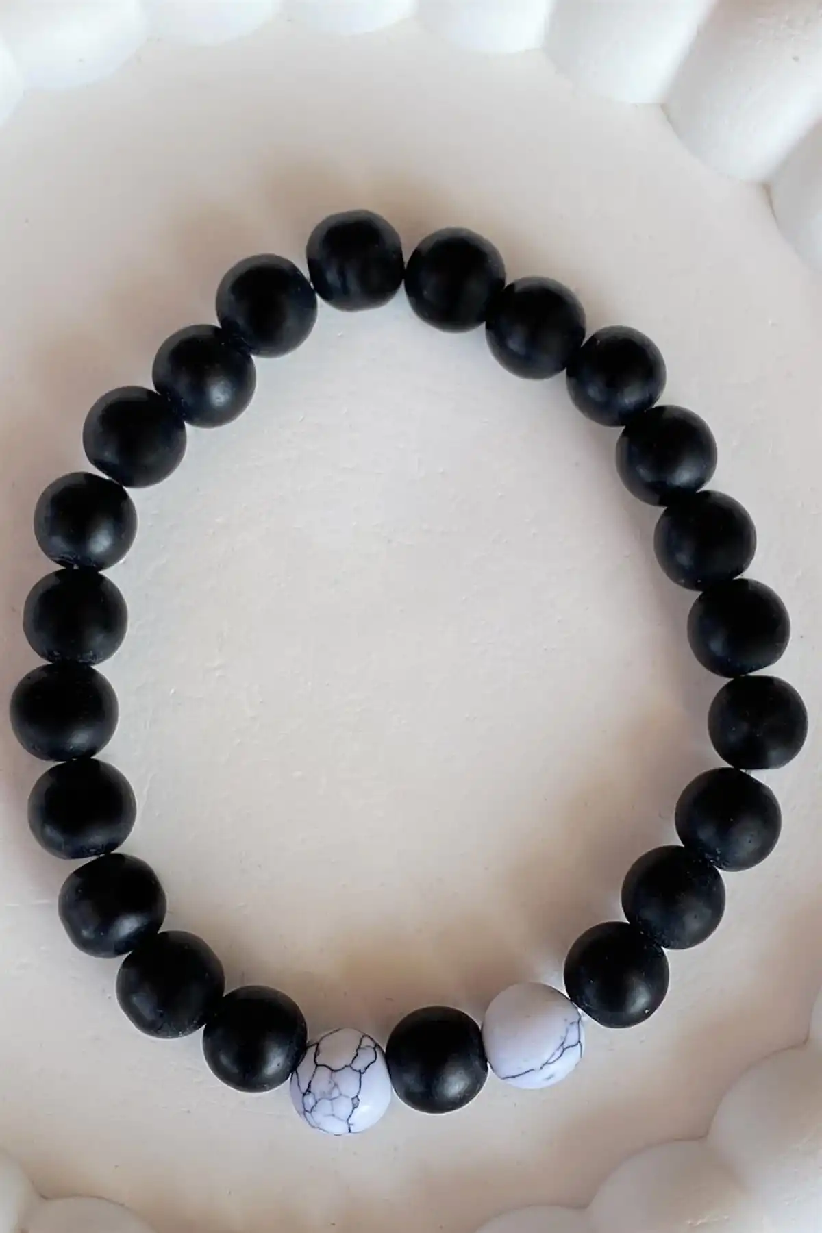 Siyah Ve Beyaz Renk Boncuk Detaylı Erkek Bileklik