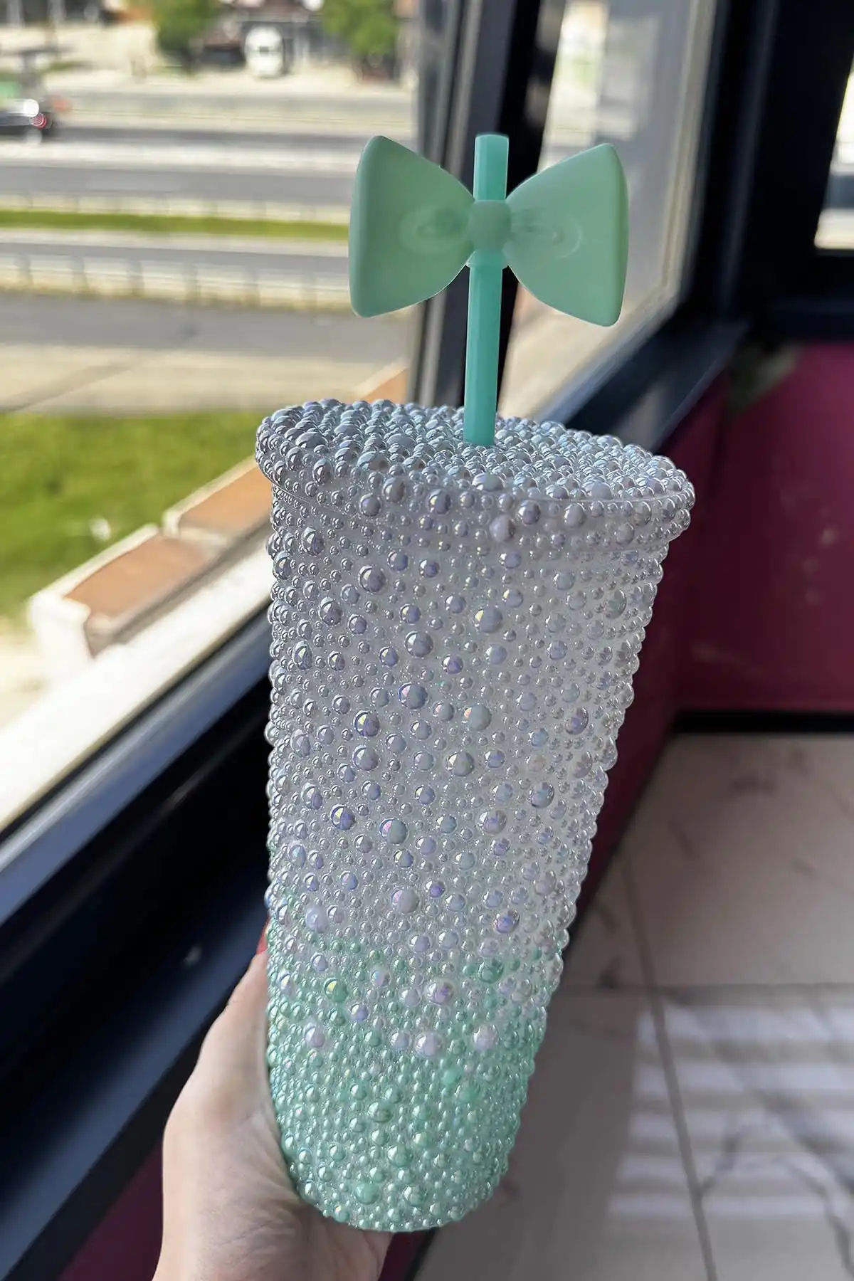 Yeşil Ve Beyaz Renk İnci Detaylı Pipetli Suluk