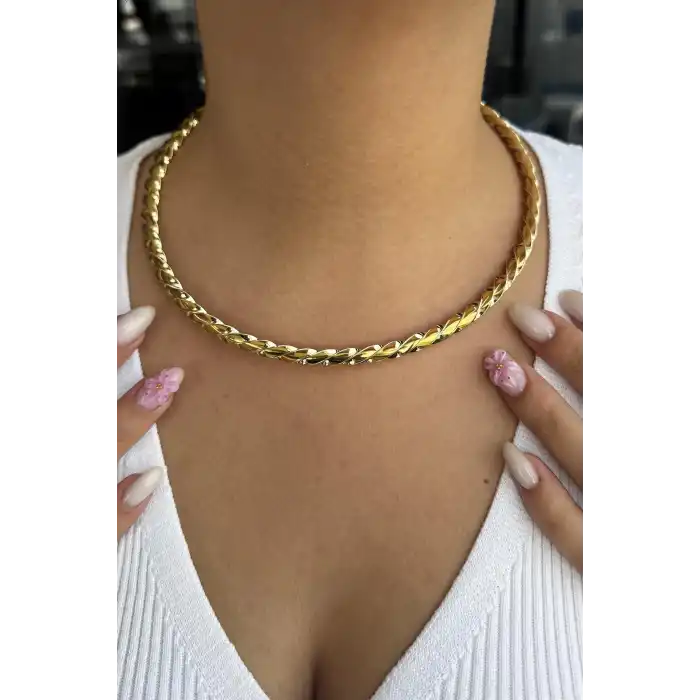 Altın Renk Burgu Detaylı Metal Choker Kolye