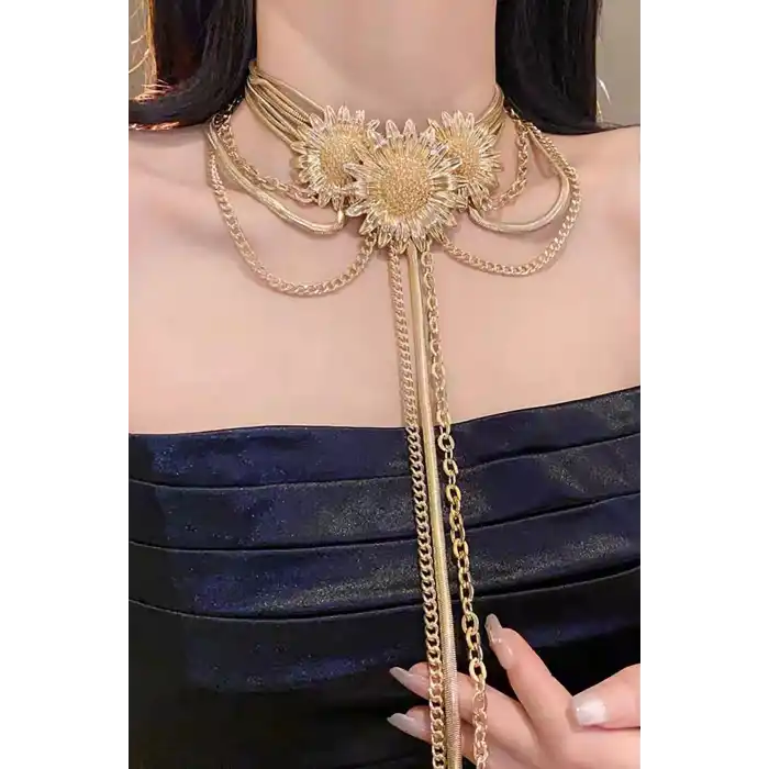 Altın Renk Çiçek Figürlü Tasarım Kolye