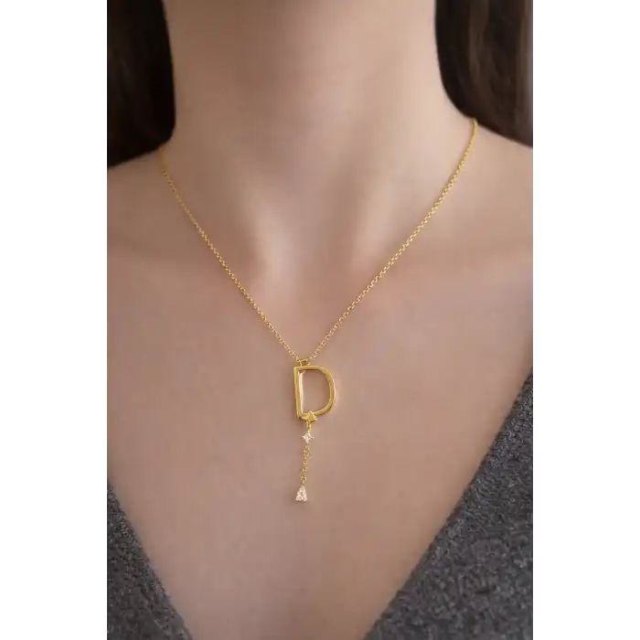 Altın Renk D Harfli Taş Detaylı Çelik Kolye
