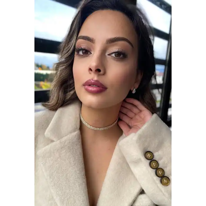 Altın Renk Dört Sıra Taş Detaylı Choker Kolye