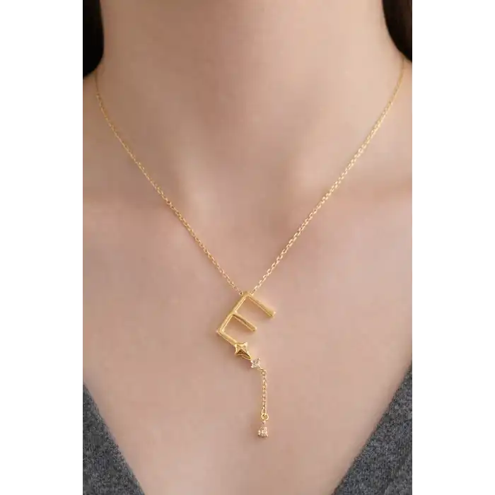 Altın Renk E Harfli Taş Detaylı Çelik Kolye