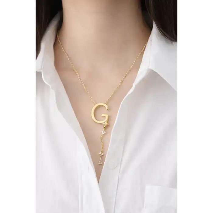 Altın Renk G Harfli Taş Detaylı Çelik Kolye