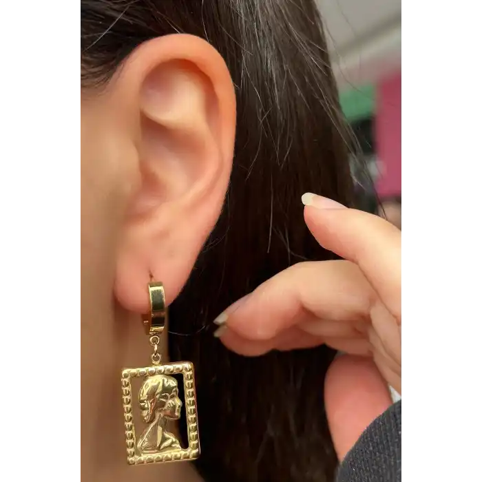 Altın Renk Kadın Figürlü Çelik Küpe (Çift)