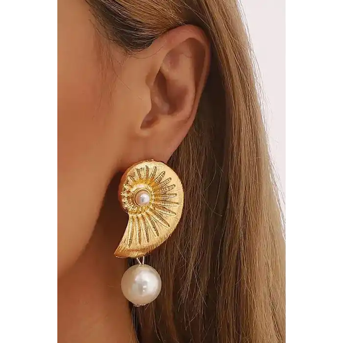 Altın Renk Salyangoz Figürlü İnci Detaylı Çelik Küpe (Çift)