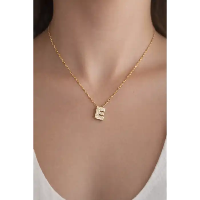 Altın Renk Taş Detaylı E Harfli Çelik Kolye