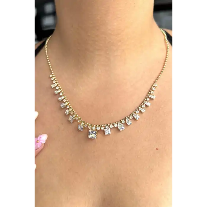 Altın Renk Taş Detaylı Kolye