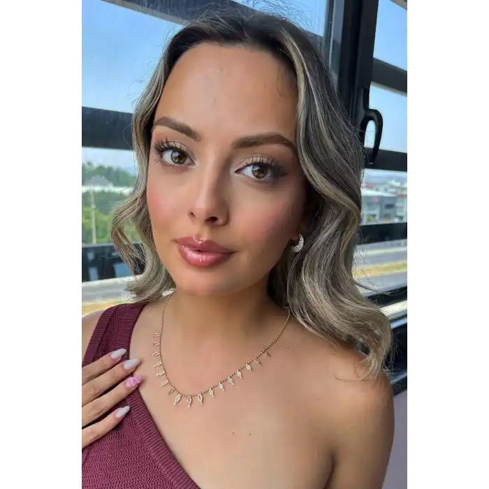 Altın Renk Taş Detaylı Kolye