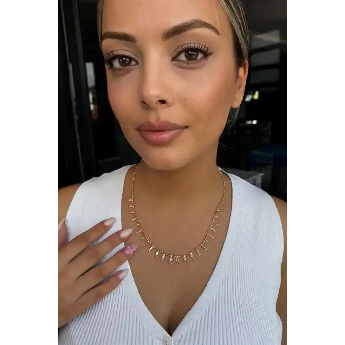 Altın Renk Taş Detaylı Kolye