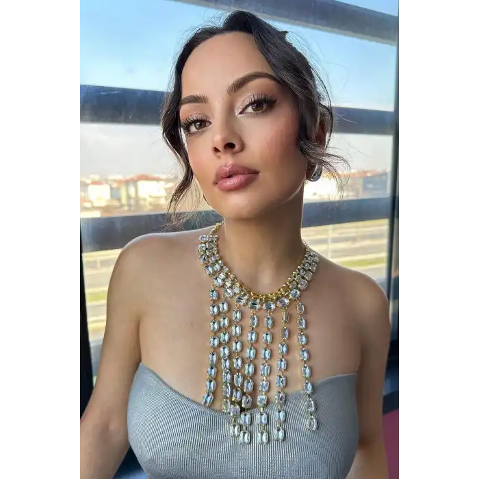 Altın Renk Taş Detaylı Tasarım Kolye