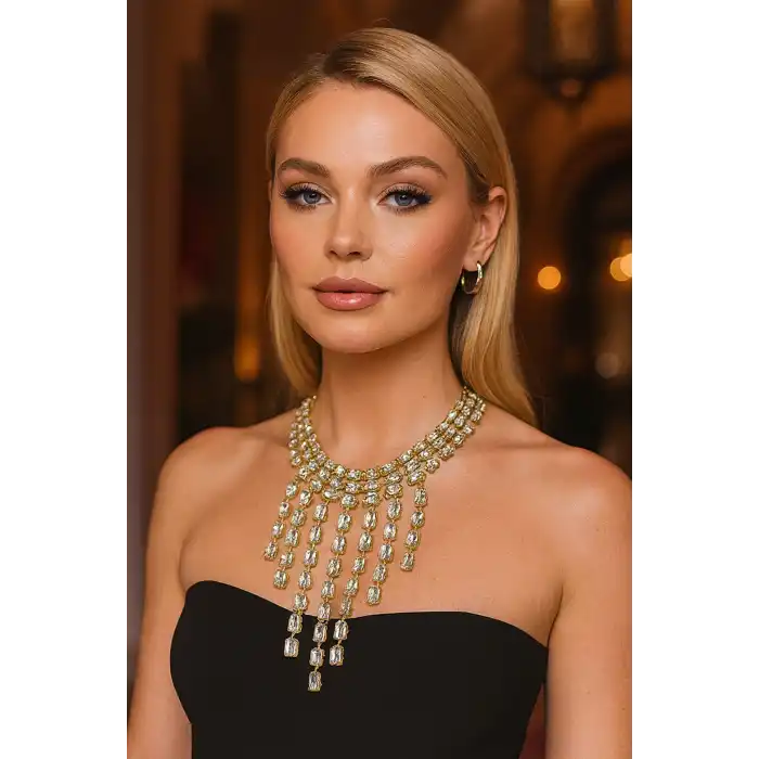 Altın Renk Taş Detaylı Tasarım Kolye