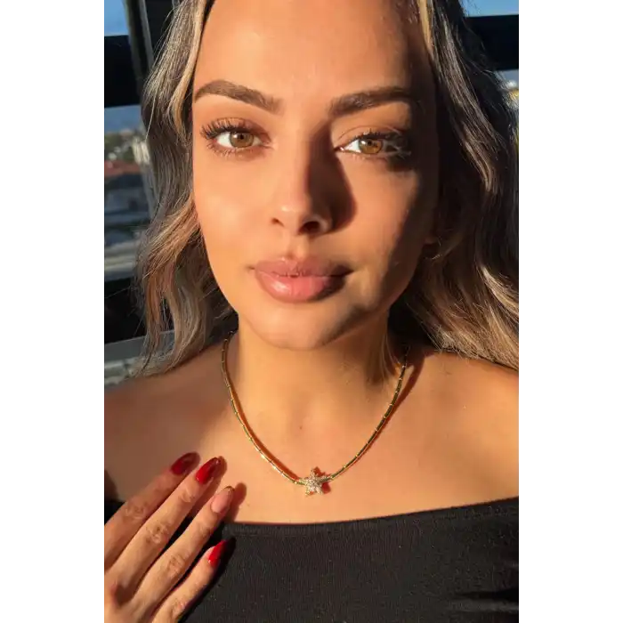 Altın Renk Yıldız Figürlü Taş Detaylı Altın Kaplama VİP Kolye