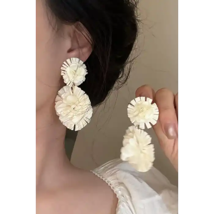 Beyaz Renk Çiçek Figürlü Küpe (Çift)