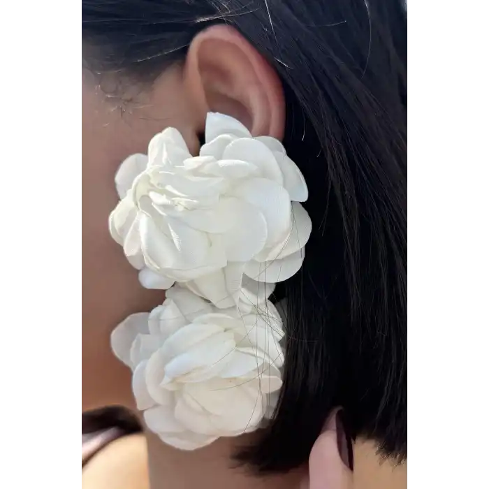 Beyaz Renk Çiçek Figürlü Küpe (Çift)