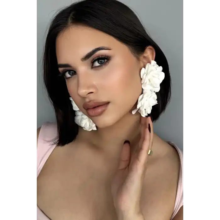 Beyaz Renk Çiçek Figürlü Küpe (Çift)