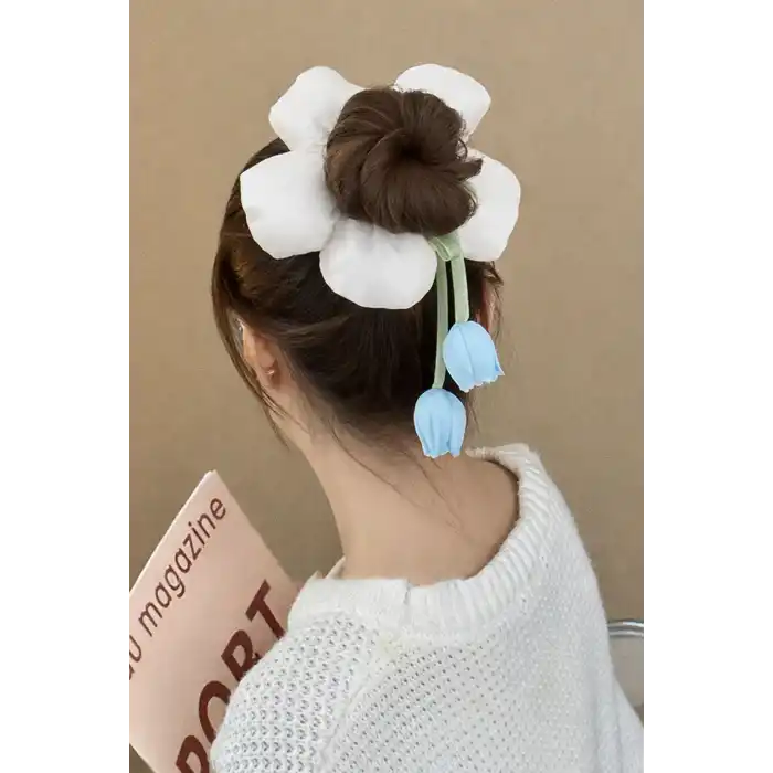 Beyaz Renk Çiçek Figürlü Sallantılı Simit Toka