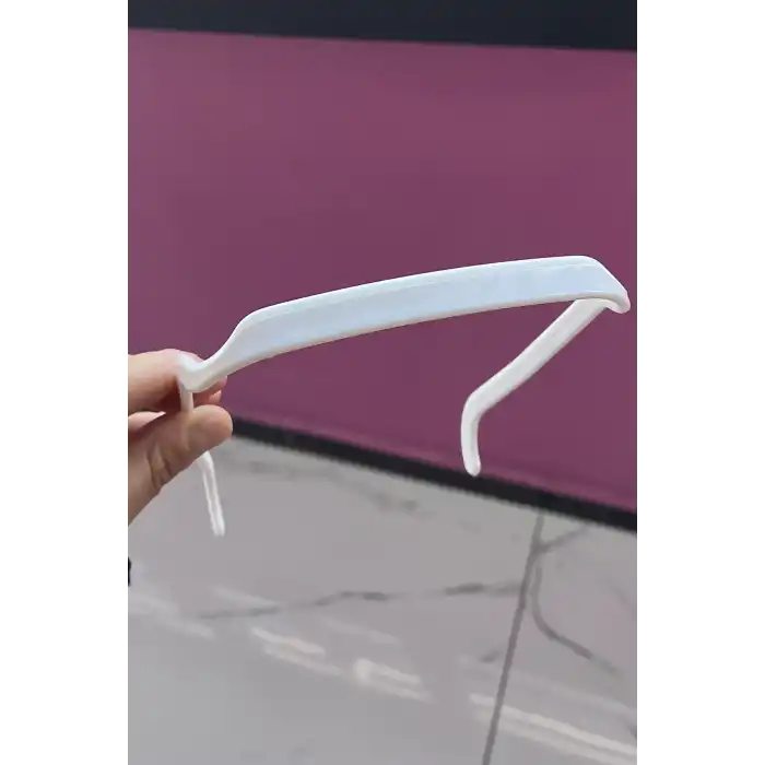 Beyaz Renk Gözlük Efekti Veren Taç