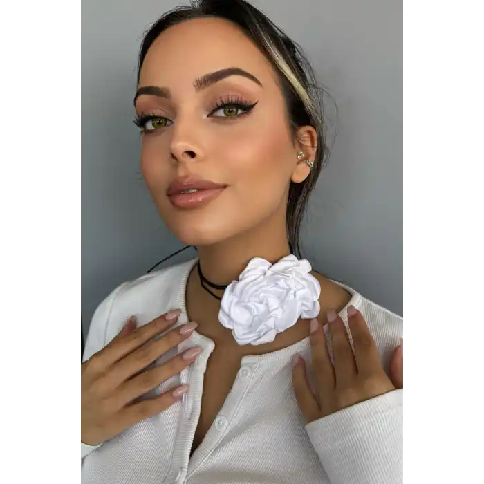 Beyaz Renk Gül Detaylı İpli Choker Kolye