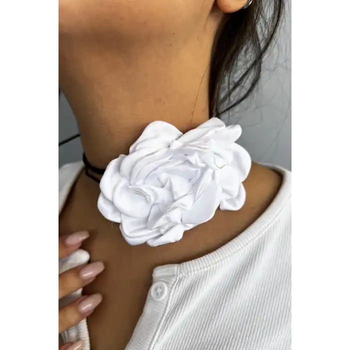 Beyaz Renk Gül Detaylı İpli Choker Kolye