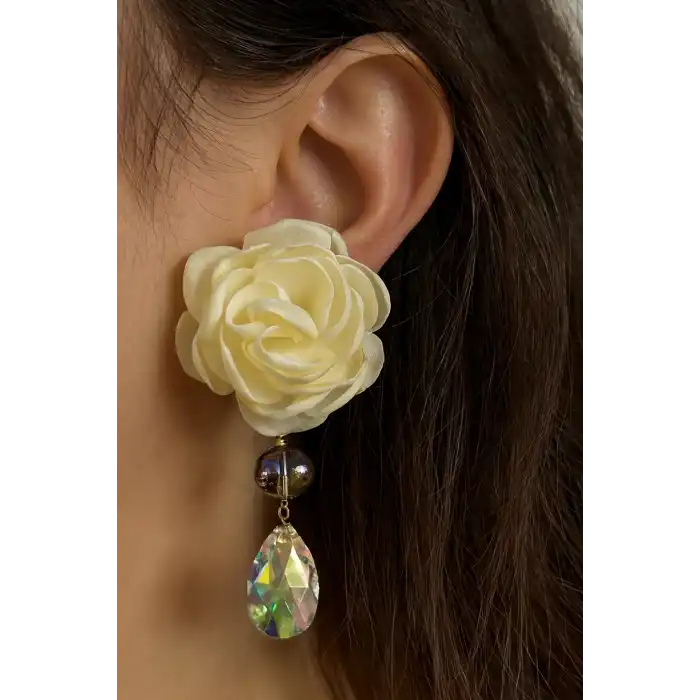 Beyaz Renk Gül Figürlü Taş Detaylı Tasarım Küpe (Çift)