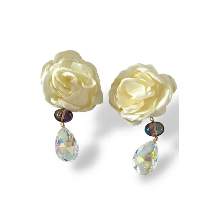 Beyaz Renk Gül Figürlü Taş Detaylı Tasarım Küpe (Çift)