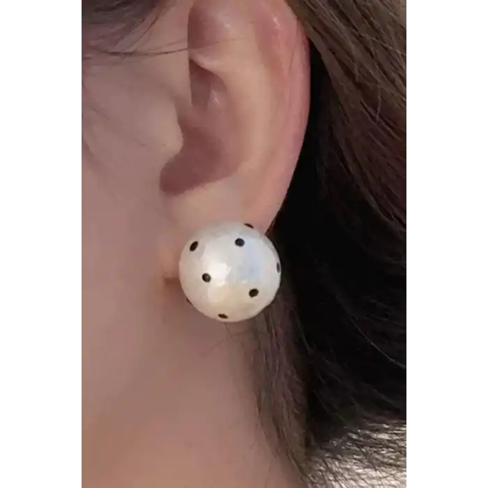 Beyaz Renk Puantiye Detaylı Küpe (Çift)