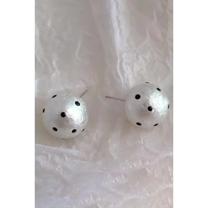 Beyaz Renk Puantiye Detaylı Küpe (Çift)