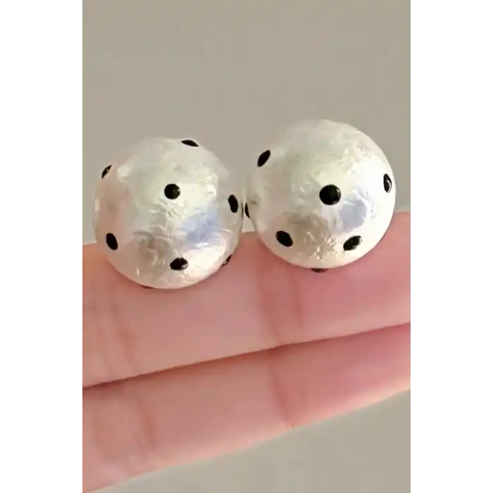 Beyaz Renk Puantiye Detaylı Küpe (Çift)