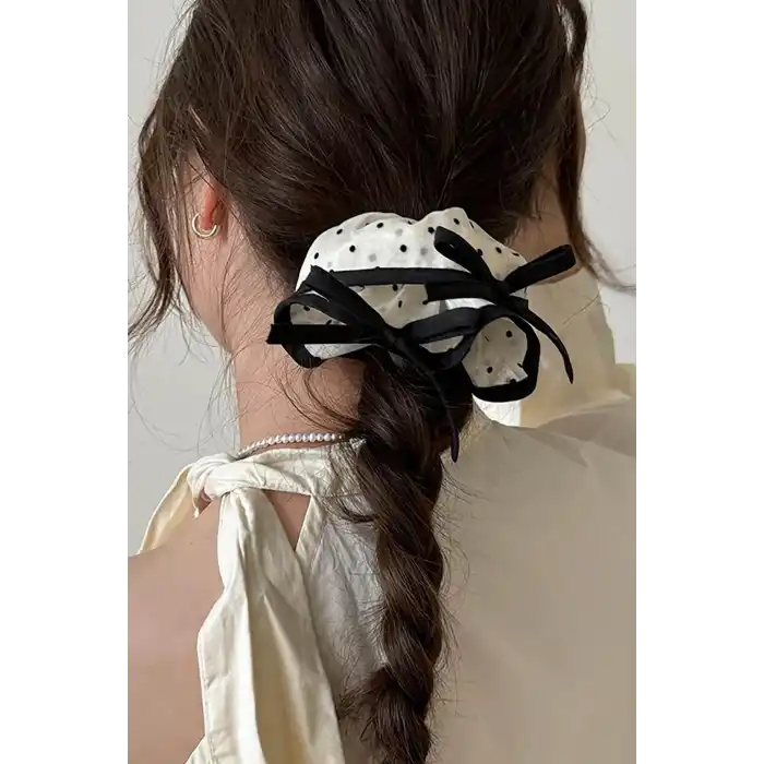 Beyaz Ve Siyah Renk Puantiye Detaylı Kurdele Figürlü Simit Toka