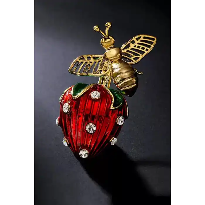 Çilek Figürlü Taşlı Broş