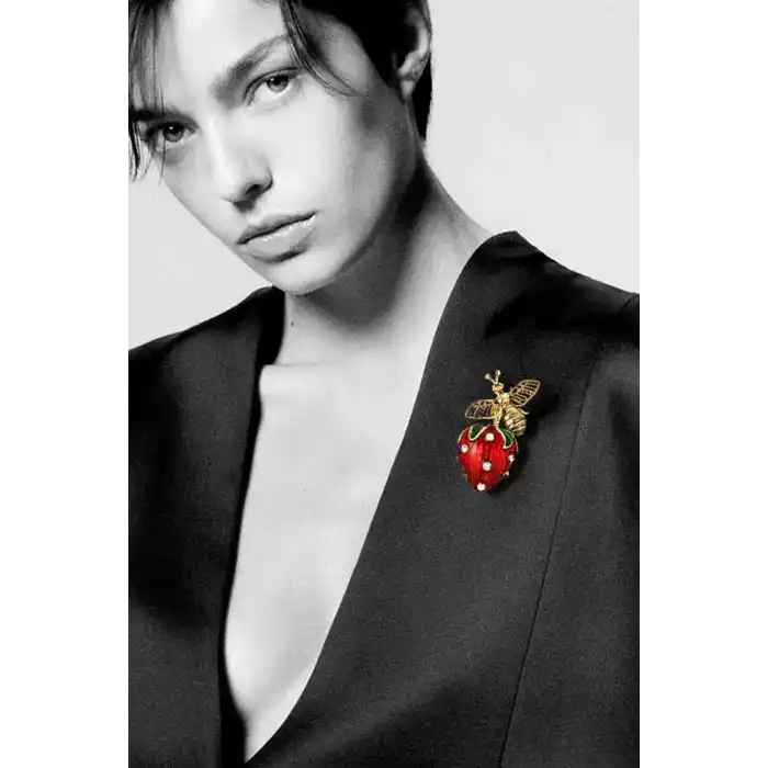 Çilek Figürlü Taşlı Broş