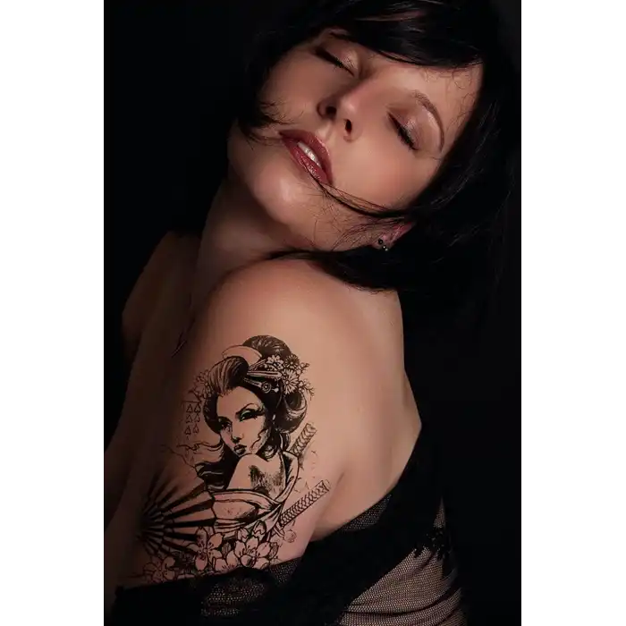 Geçici Kadın Modelli Dövme Tattoo