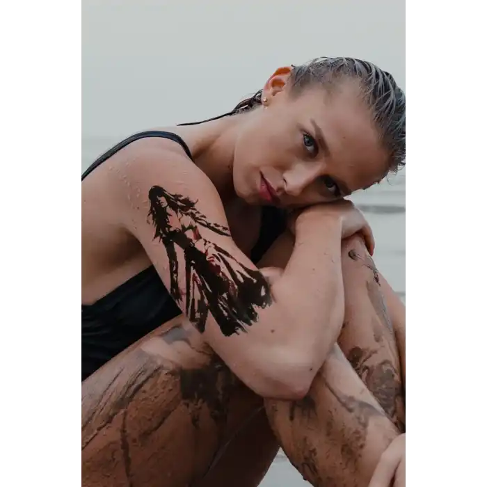 Geçici Kadın Modelli Dövme Tattoo