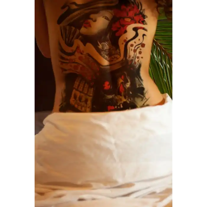 Geçici Kadın ve Kurukafa Modelli Sırt Dövme Tattoo