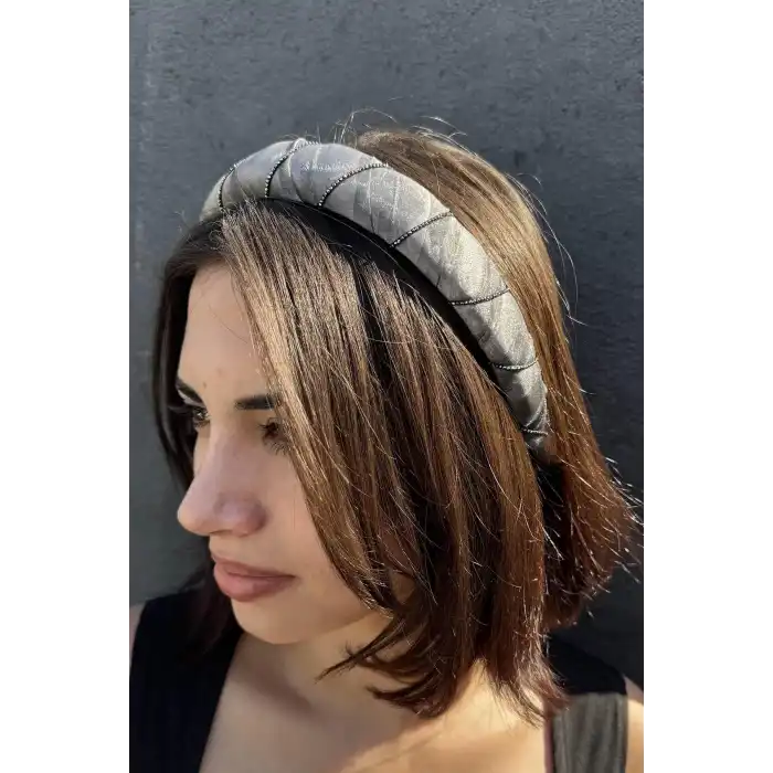 Gri Renk Taş Detaylı Taç